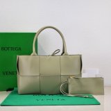 Luxury BOTTEGA VENETA Medium Arco Tote Bag 36CM